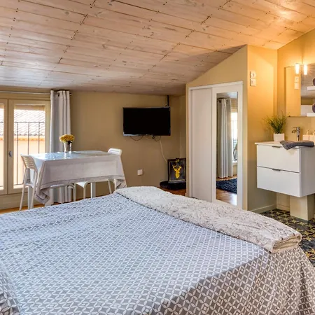 Castellas לינה וארוחת בוקר 3*